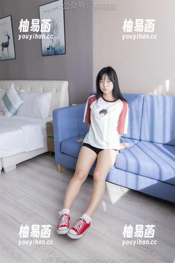 BoBoSocks袜啵啵 - 奶油又来更新美图了，黑丝的光泽真的太让人分心了。