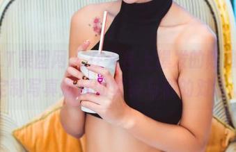 GIRLT果团网 - 在天台上爆发的陈雅漫，定制写真掀起的真实与假的对话。