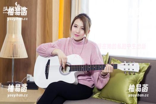 TouTiao头条女神 - 专注于李丽莎，眼镜在她的私拍中生出新火花