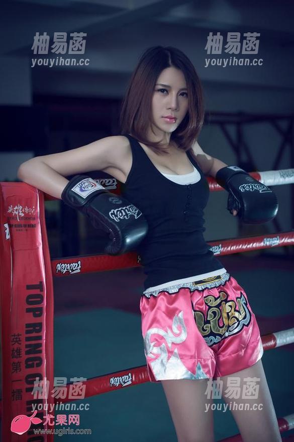 UGirls尤果网 - 精选系列：李凌子在泳池，抓住那一瞬间，好像时间都暂停了。