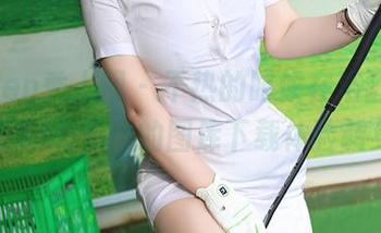 Xiuren秀人网 - 不热的时候在浴缸里，伍晓丽Shirley的图库下载体验转身而来