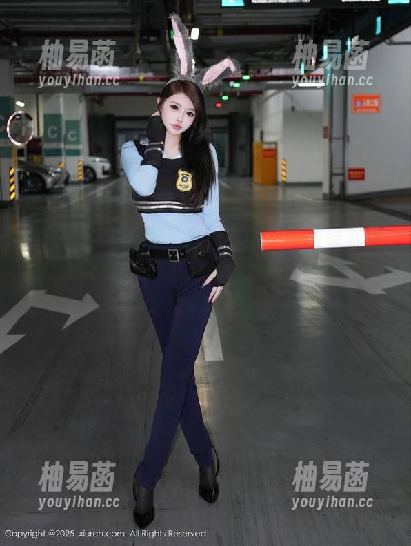 Xiuren秀人网 - 古月小同学的眼镜写真集，精选的是态度，配上那迷人的表情，太会玩了吧。