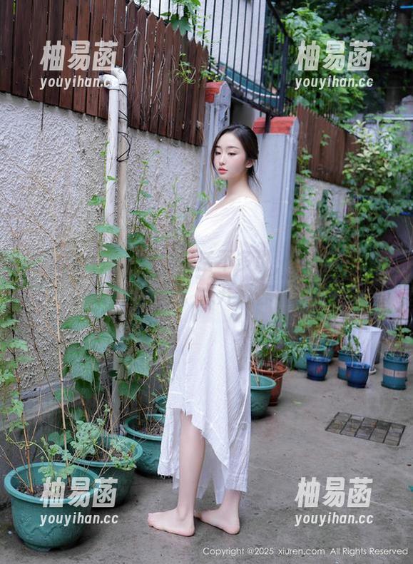 Xiuren秀人网 - 废话不多说，叶佳颐的制服套图分享，点开保你点赞！