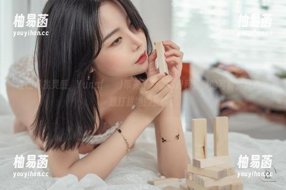 在线寻找灵感，Yuna(윤아)带来了皇家方舟和柴郡的写真，真心不想打扰她的优雅。