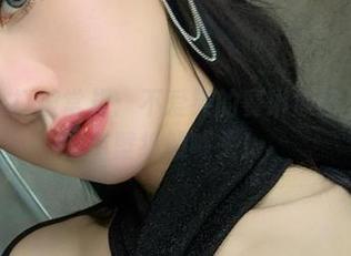 微密圈 - 打破常规：不爱笑的赛琳原图里的女孩与壁纸的噱头！