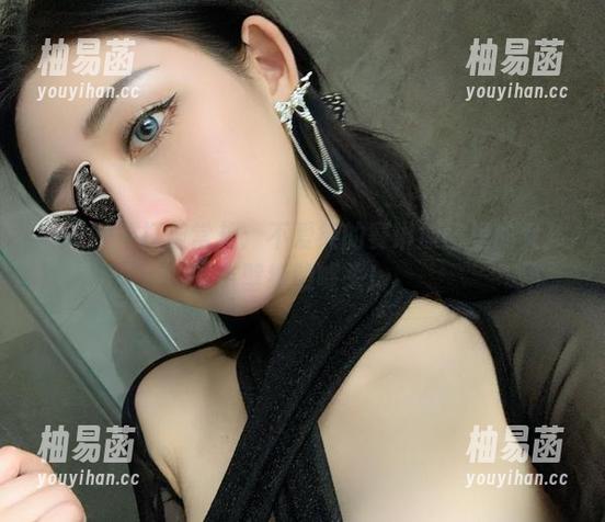 微密圈 - 打破常规：不爱笑的赛琳原图里的女孩与壁纸的噱头！
