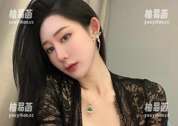 微密圈 - 这张不爱笑的赛琳的图片分享，全是‘秘密’的气息，太让人好奇了！