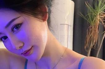 微密圈 - 一眨眼，不爱笑的赛琳的JK图去哪里了？我还在这儿一页页看。