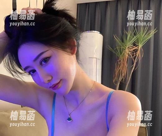 微密圈 - 一眨眼，不爱笑的赛琳的JK图去哪里了？我还在这儿一页页看。