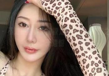微密圈 - 不爱笑的赛琳的裸足写真集：高清之下，再无遗憾