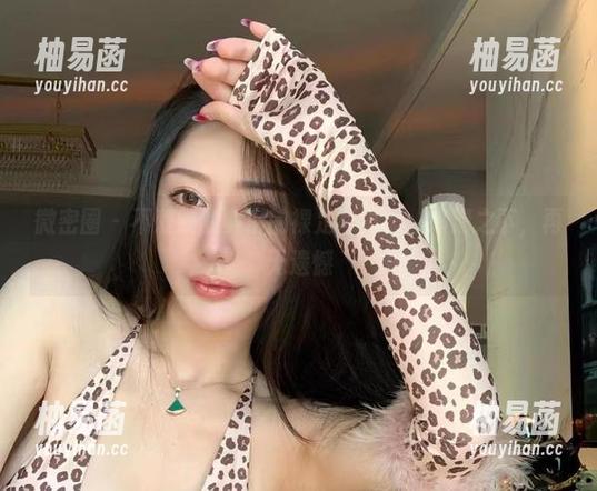 微密圈 - 不爱笑的赛琳的裸足写真集：高清之下，再无遗憾