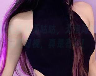 照片中的九言从不咕咕，无意间和浴室的墙壁对视，真是有趣！