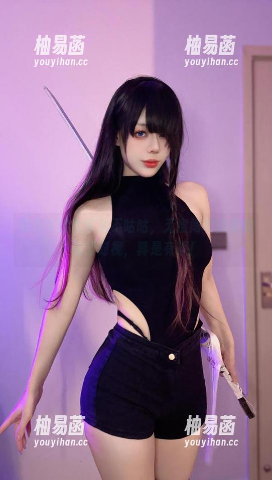 照片中的九言从不咕咕，无意间和浴室的墙壁对视，真是有趣！