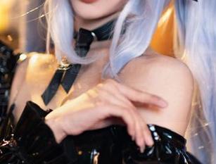 看，仙女月穿着那件红裙，高清巨图放大后，细节美得像画，咋办？