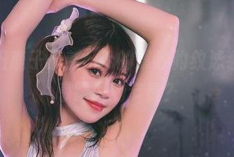 千反田鹿子最新cos的罩纱豹纹泳装，性感跟风的节奏？