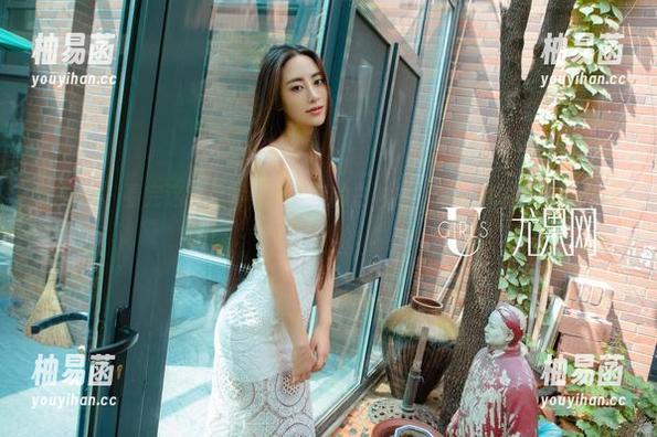 尤果网 - 看完这个美图，曾嘉琪的白衬衫，你还敢说白色无趣吗？