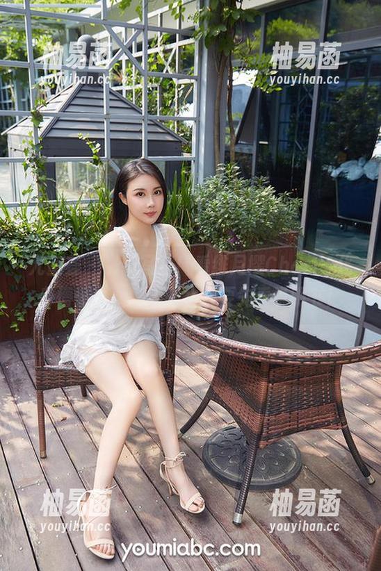 尤蜜荟 - 最新写真！看绯月樱Cherry化身懵懂少女，连喝水都要先看说明书！