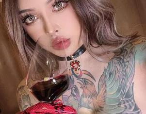 微密圈 - 希希Gina黑白，图片里的无圣光，像灯光下也没打好，上身的姿态却让我想多看几眼。
