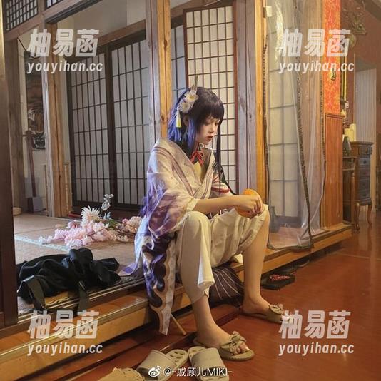套装图集里的戚顾儿，究竟是风格还是挑战？