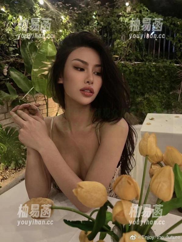 微密圈 - 李嘉欣97挑战观众极限：当亮钻与兔女郎撞个满怀
