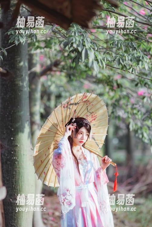 新鲜出炉的桜桃喵美腿套图，腿部线条竟在这儿“发光”了，真是太迷人了。