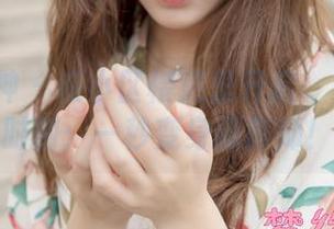 梦丝女神 - 在小区楼道里开启玥玥的私拍时刻：一秒变身摄影师！
