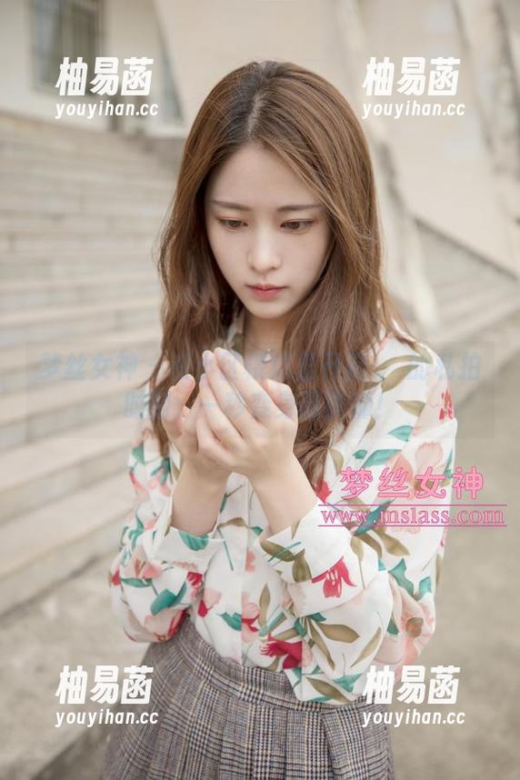 梦丝女神-玥玥 梦丝女神 - 在小区楼道里开启玥玥的私拍时刻:一秒变身摄影师!