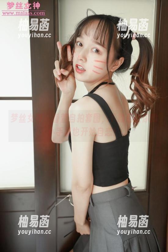 梦丝女神 - 香萱自拍套图，下载后让你的小手机也开始自恋！