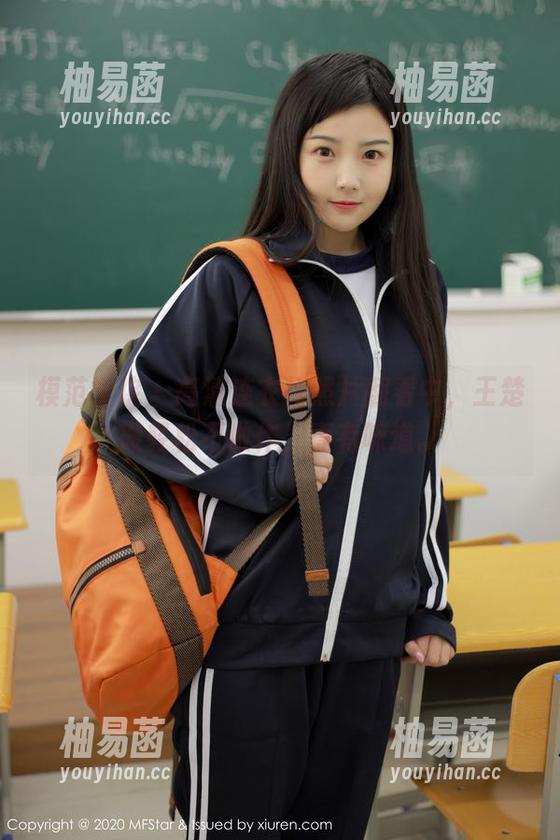 模范学院 - 高清连衣裙照片翻看中，王楚璇轻松不做作，真有味道。