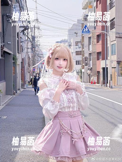 橙喵和她的制服秀，无须多言，单靠那组图片更新就能击中你！