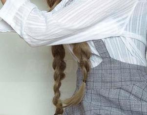 爱尤物 - 看芮晓颖的水手服写真，似乎海风都变得温柔了。