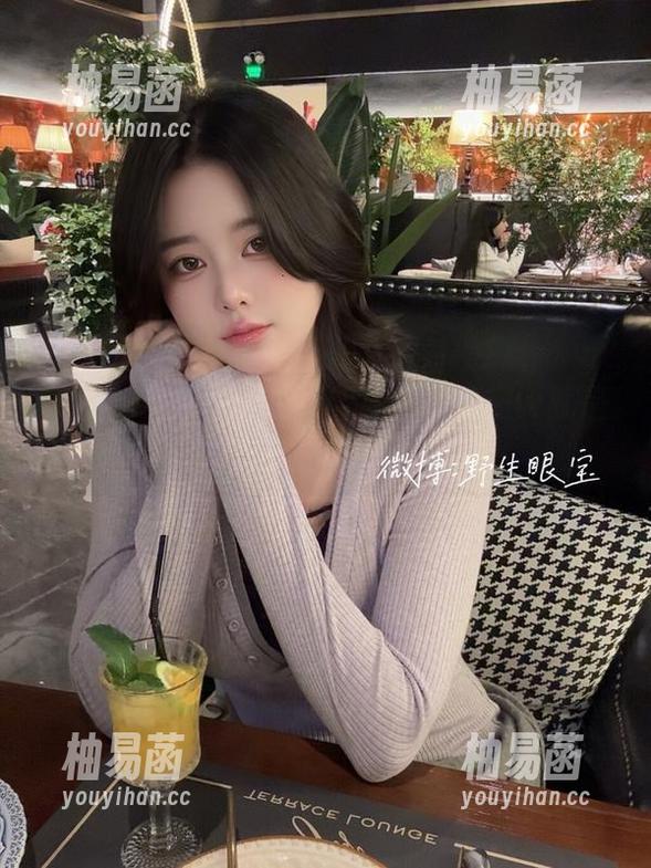 裤里丝私拍惊艳全场，眼酱大魔王w就是这么自信