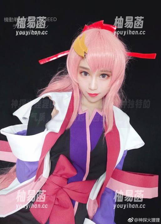 神探火狸狸 神探火狸狸的学姐套图,透着这种独特的气质,让人想起校园里的她。