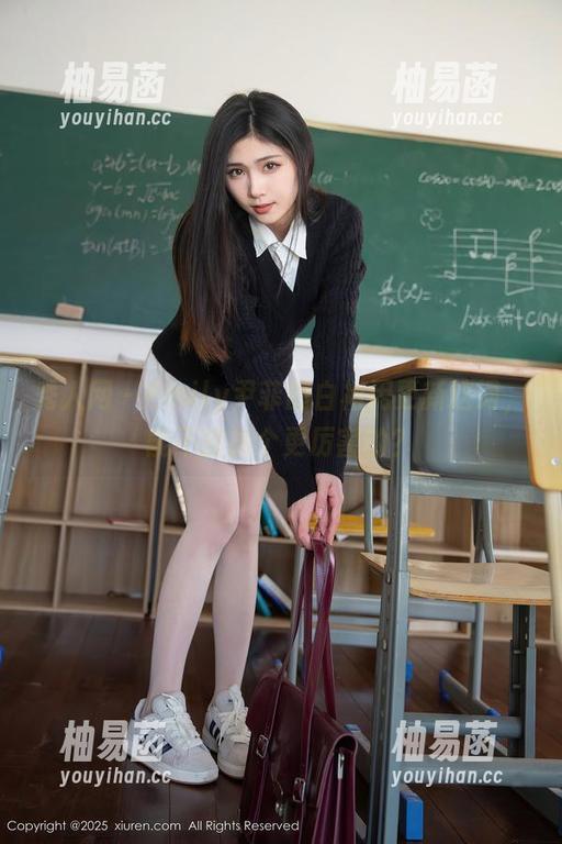 秀人网 - Emily尹菲的白裙用更新这词，能不能换个更厉害的？