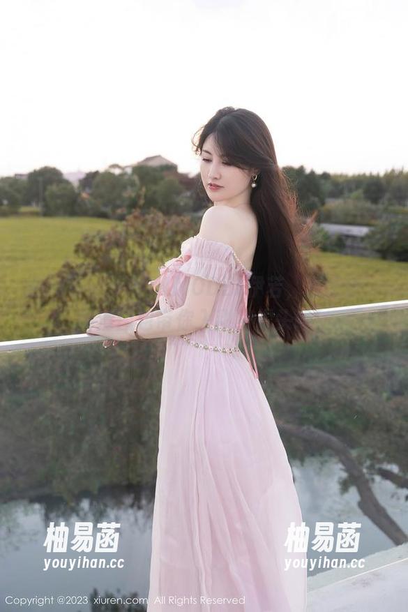 秀人网 - 野生JKMODEL伊若，慢慢走，高清图包带你入甜蜜虎头鞋！