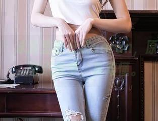 秀人网 - 泳池里的安然anran，原图像诗，壁纸像梦，真难懂。