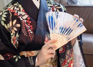 秀人网 - 美图图集里的小泡芙winna，眼镜中向你眨了眨
