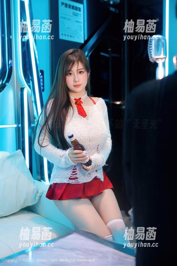 秀人网 - 方子萱瞧，眼镜下的“无圣光”套图反转