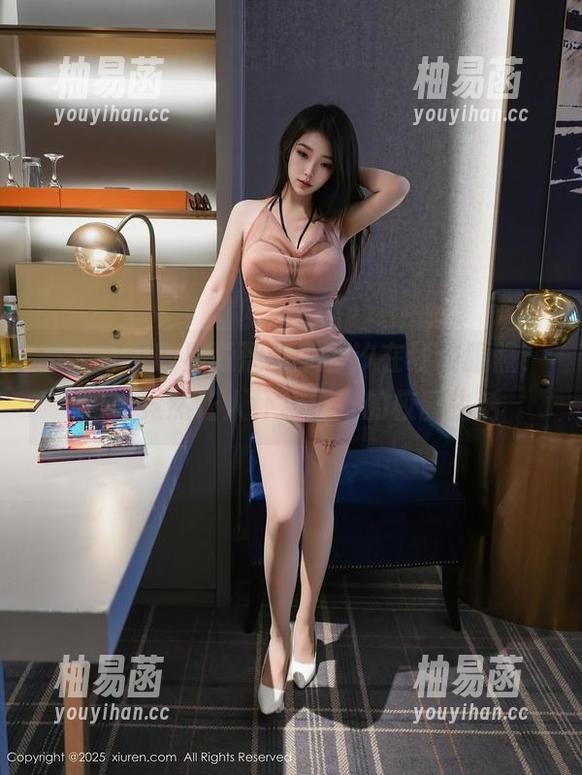 秀人网 - 略显青涩的李若汐在线校服照，呵，竟然让人怀念过去的校园生活