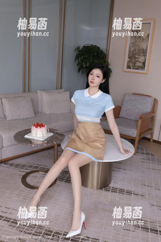 秀人网 - 照片聚焦，杨晨晨Yome的美腿在阳台上轻轻晃动，像是在筹划一场小派对。