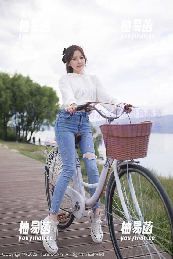 秀人网 - 如果要定义清水美嘉的粉色高清套图，应该是“嗨爆了”的柔和感，上头的节奏，甜得刚刚好。