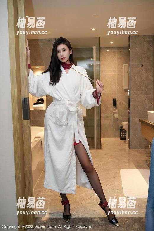 秀人网 - 黎秋秋：泳池，是我心灵慰藉的地方，哈哈，顺便写真留念，图片必火！