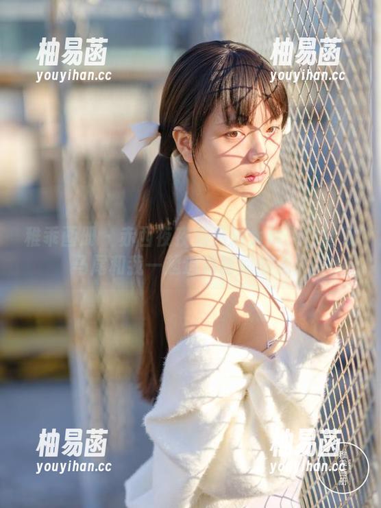 稚乖画册 - 赤西夜夜的高清大片：白丝双马尾和我一起追逐隙间的光！