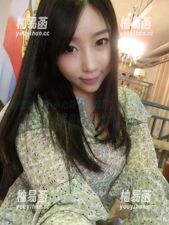 微密圈 - 不小心踩上网盘了，童小芯的美足难以抗拒！
