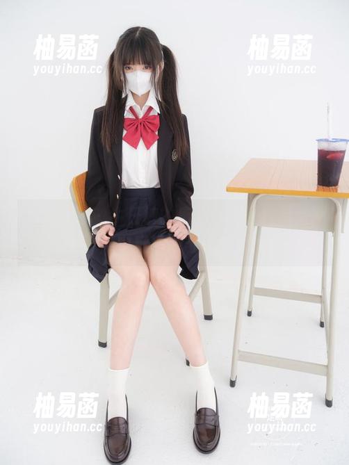 紧急企划 - 牛仔裤的魔力，小恩在高清图库中玩得不可开交。