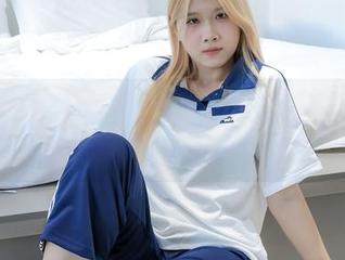 绮梦摄影 - 翻页章章的少女私拍，原图中每个细节像是在诉说无声的话语。