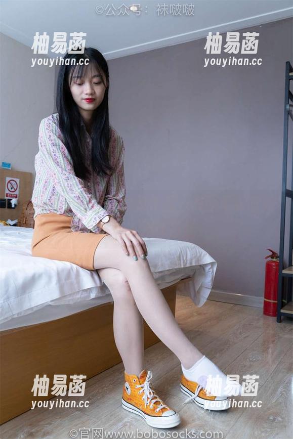 袜啵啵 - 小甜豆的新作品，美图《深蓝丝》，让人难以自拔。