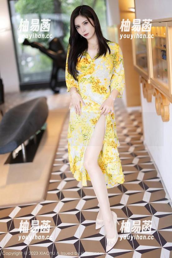 语画界 - 郑颖姗在线呈现的制服写真，不敢想下去，太撩了。