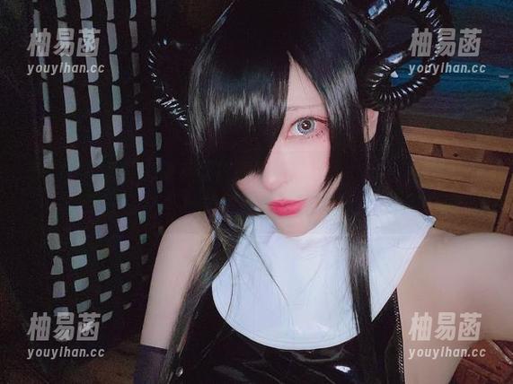 嗨，私房里有个穿着柴郡礼服的起起子vvvv，原图神奇地捕捉了那一刻！