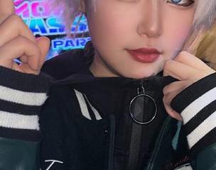 再看图片里的这个泡泡就是逊啦圣诞，幽默又带点刺。